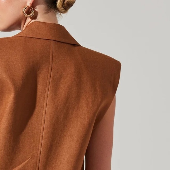 ASTR THE LABEL Kyrie Extended Shoulder Linen Vest in Mocha Moose office preppy - Picture 10 of 14